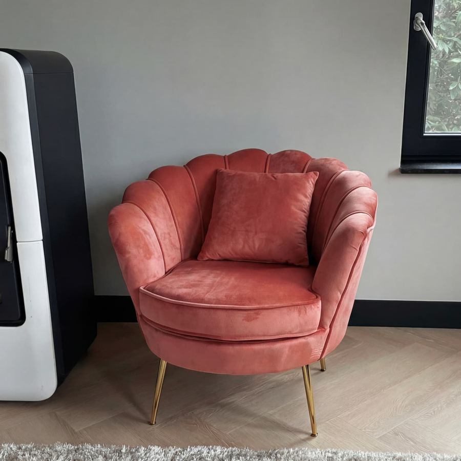 De roze fauteuil gevisualiseerd in de woonkamer van de klant