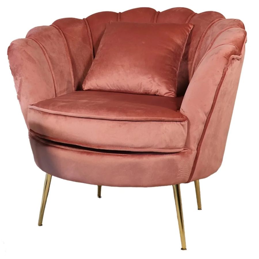 Kale productfoto van een roze velvet fauteuil op een witte achtergrond